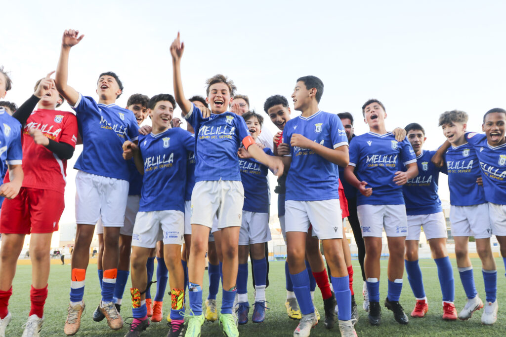 Equipo del UD Melilla. Foto hecha por Fotógrafo documental | Belka Reports