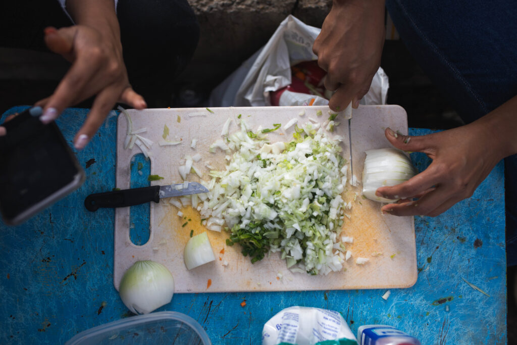 Preparación de arroz con pollo al estilo colombiano