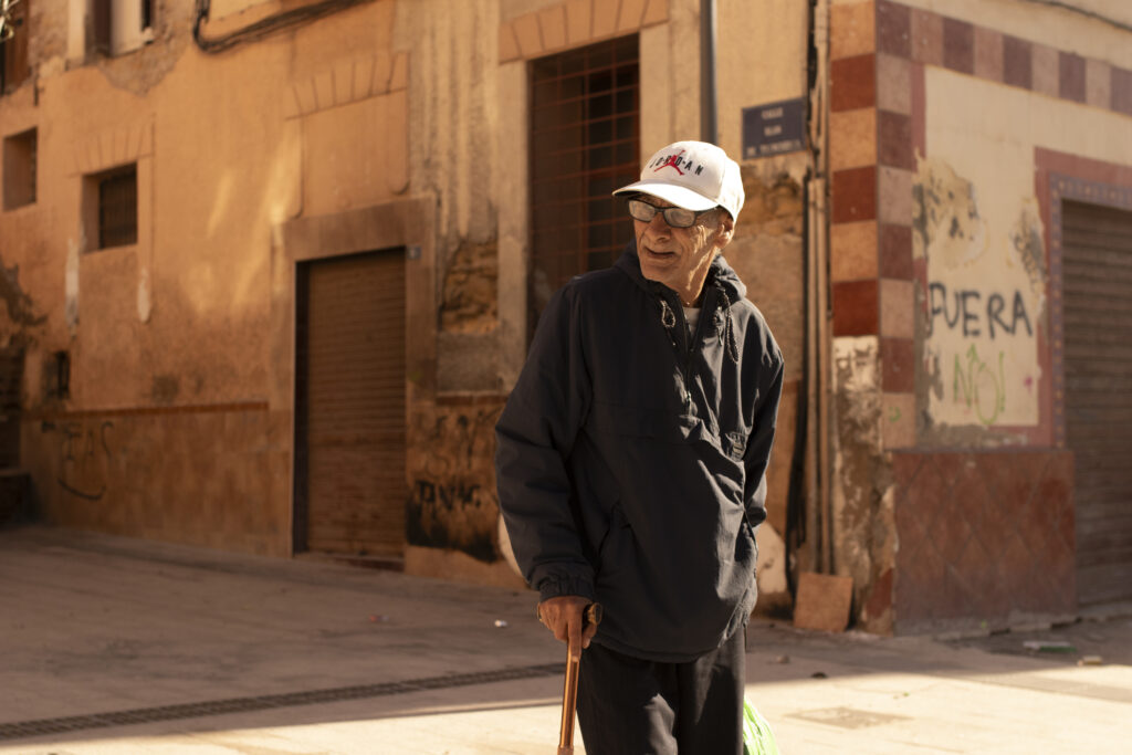 Un hombre mayor pasea por la calle principal de la calle general Carcía Cabrellés. / Melilla, 2024.