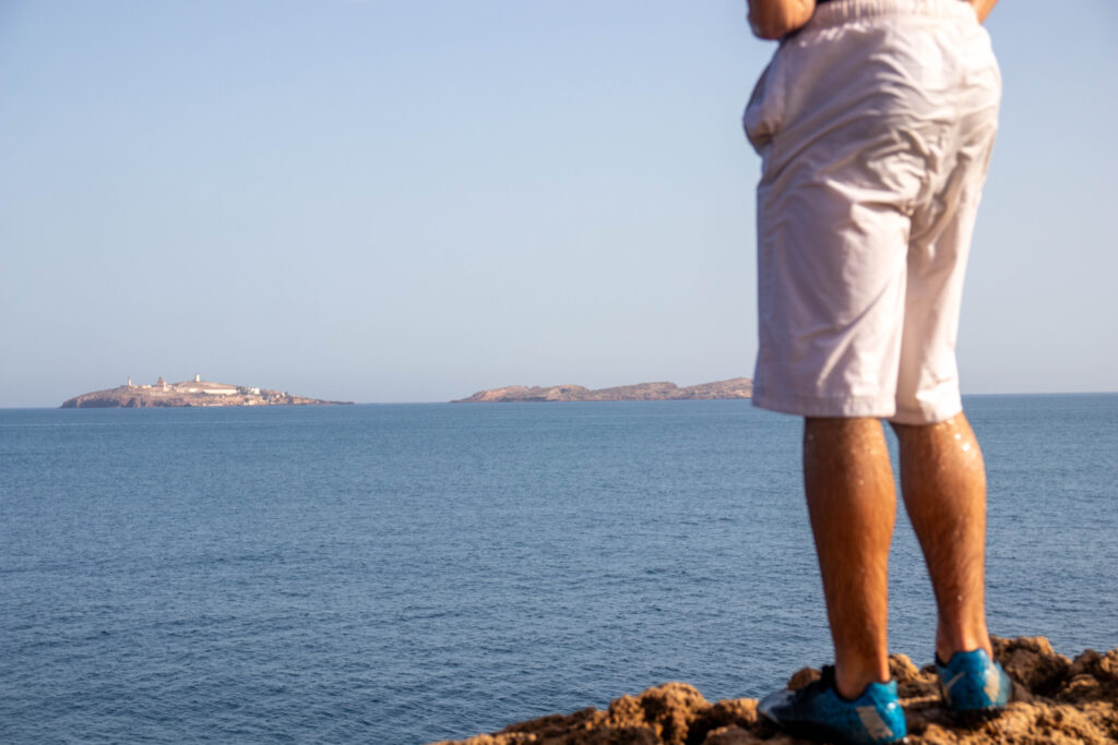 Joven marroquí de Ras el Ma contempla las Islas Chafarinas.