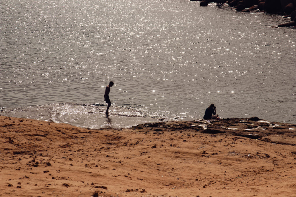 Una familia pasando un rato grande en las calas de Ras el Ma.